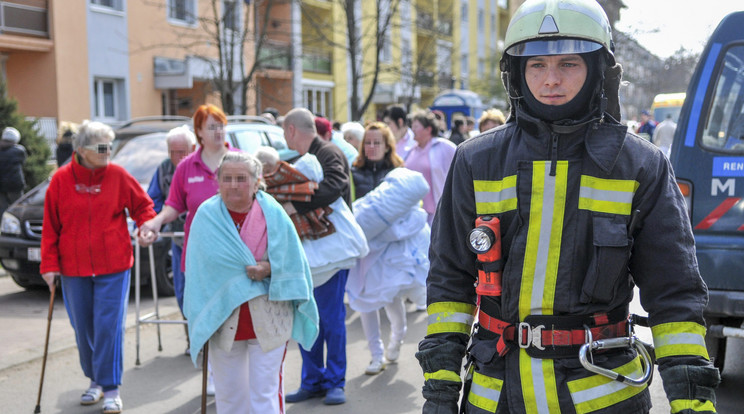 A zsaruk délelőtt kaptak bejelentést, hogy az orosházi kórházban bomba fog robbani! A kiürítést azonnal megkezdték /Fotó: MTI