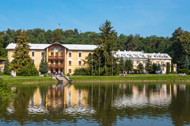 Wyjazd do sanatorium to spory wydatek, zwłaszcza że nie wszystko pokrywa NFZ. Ale mamy dobre wieści - ceny pobytów w uzdrowiskach mają niedługo spaść.