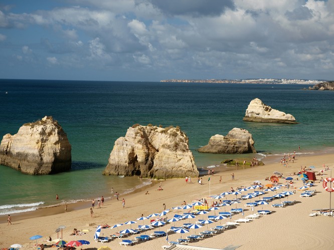 6. miejsce - Plaża Dona Ana położona jest obok Lagos. Jest to jedna z najchętniej uwiecznianych na pocztówkach portugalskich plaż. Chociaż jest niewielka, to posiada niezwykły charakter, który nadają jej malownicze klify, biały piasek oraz turkusowa woda.