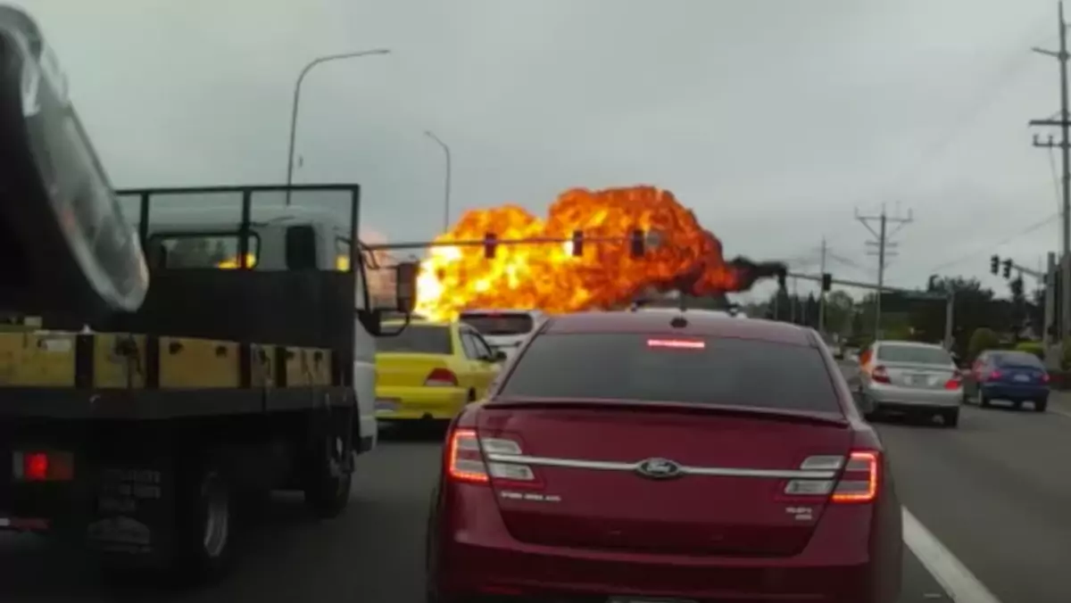 Scena jak z GTA - samolot rozbija się na skrzyżowaniu