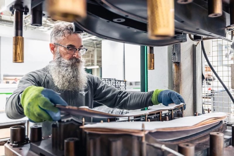 Fabryka Bentleya w Crewe – obróbka drewna, produkcja forniru