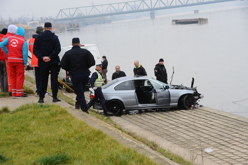 Spasilačke ekipe izvlače olupinu