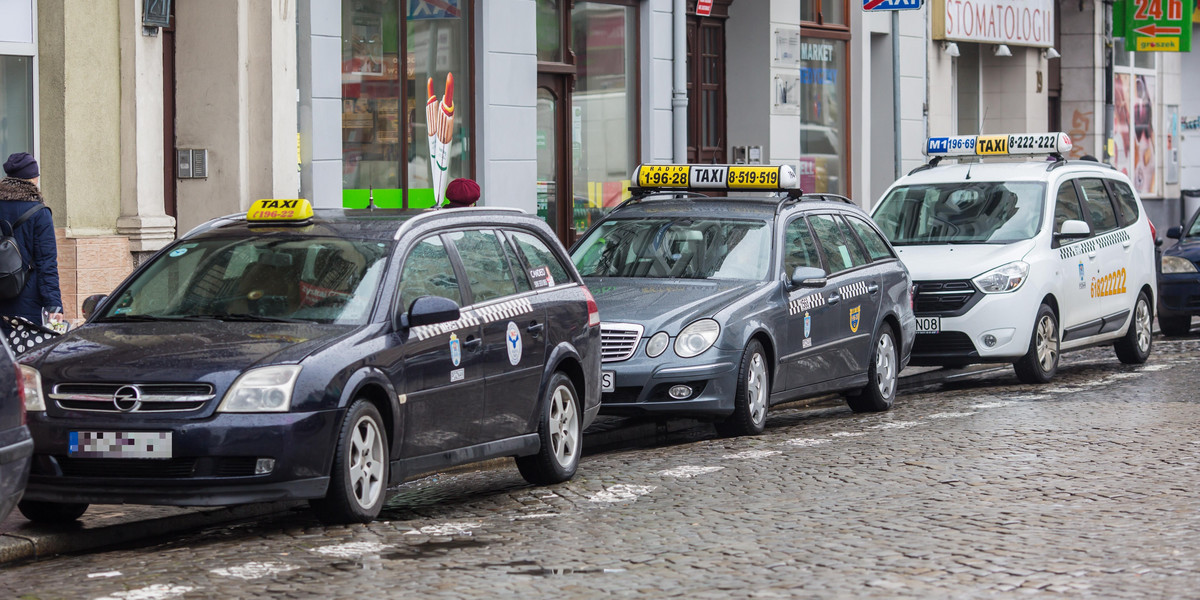 Zabrali seniorom taksówki