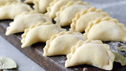 Mrozić pierogi ugotowane czy surowe na święta 2025? Fenomenalny trik ułatwiający życie