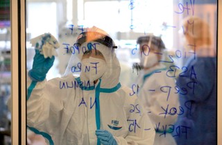 Koronawirus w Niemczech: Rekordowa liczba nowych przypadków - ponad 10 tys.