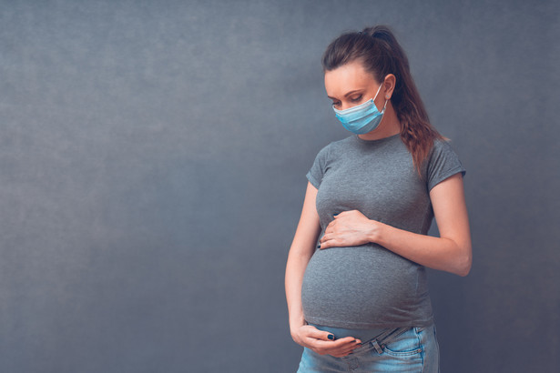 Polskie Towarzystwo Ginekologów i Położników w najbliższych dniach ogłosi stanowisko w tej sprawie i zawrze w nim wytyczne i rekomendacje w sprawie szczepienia kobiet w ciąży.