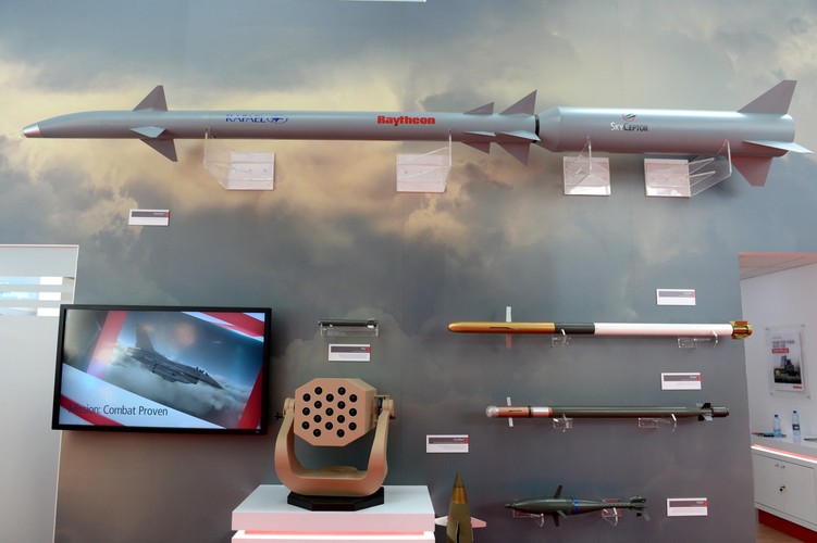 Kielce XXIV Międzynarodowy Salon Przemysłu Obronnego -  Sytem Patriot na stoisku firmy Raytheon <br><br> (mr) PAP/Piotr Polak