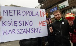'Projekt PiS to ośmieszanie idei metropolii'. Miasto Jest Nasze przekazało Sasinowi berło i koronę