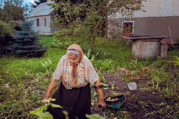 Nadzieja Sacharczuk ma 97 lat, ale pamięć świetną. – Jak oblegali Brześć, tu wszędzie rakiety latały. Obyście dziatki takich rzeczy nie oglądali. Malinniki, 20 sierpnia 2020 r. 