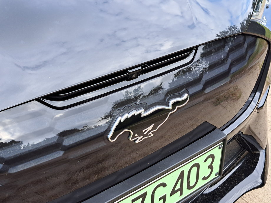 Ford Mustang Mach-E GT - do kultowego modelu nawiązuje wiele detali.