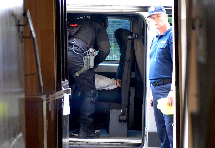 MĘŻCZYZNA ZABARYKADOWAŁ SIĘ W MIESZKANIU