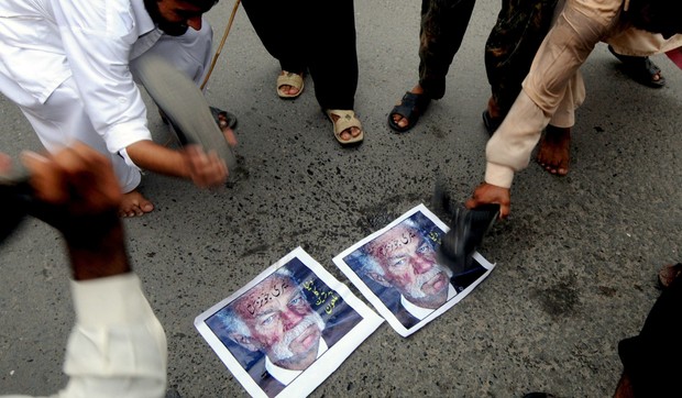 273728_pakistan-protest-spaljivanje-slika-terija-dzonsa-afp