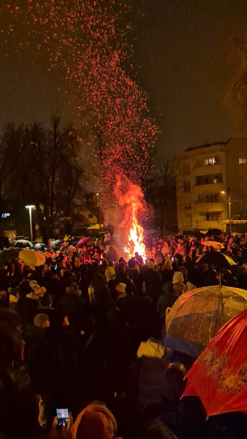 Paljenje badnjaka na Voždovcu