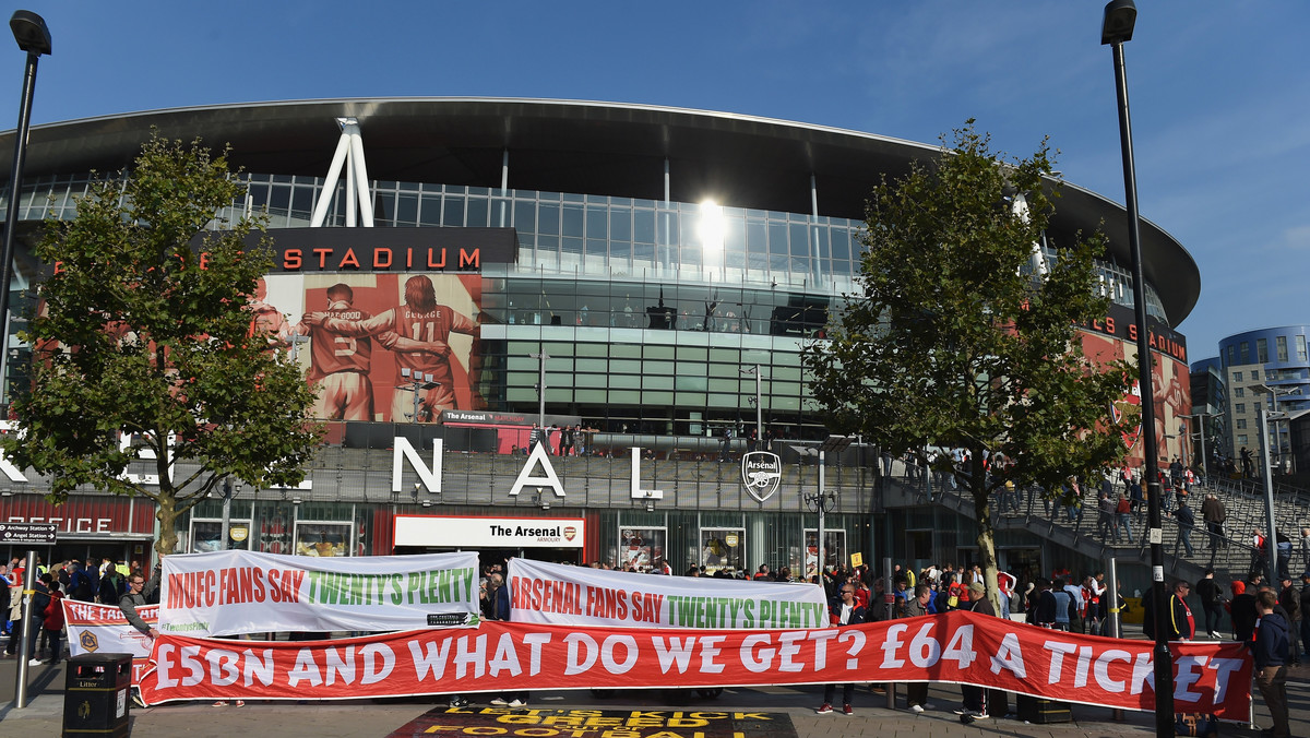 Jakiś czas temu kibice angielskich klubów zapowiadali, że będą protestować przeciwko wysokim cenom biletów na mecze. Fani Arsenalu Londyn i Manchesteru United dotrzymali słowa i podczas niedzielnego spotkania, w którym Kanonierzy pokonali Czerwone Diabły 3:0, pokazali baner ze swoim postulatem.