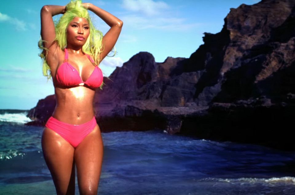 Nicki Minaj w teledysku "Starships"