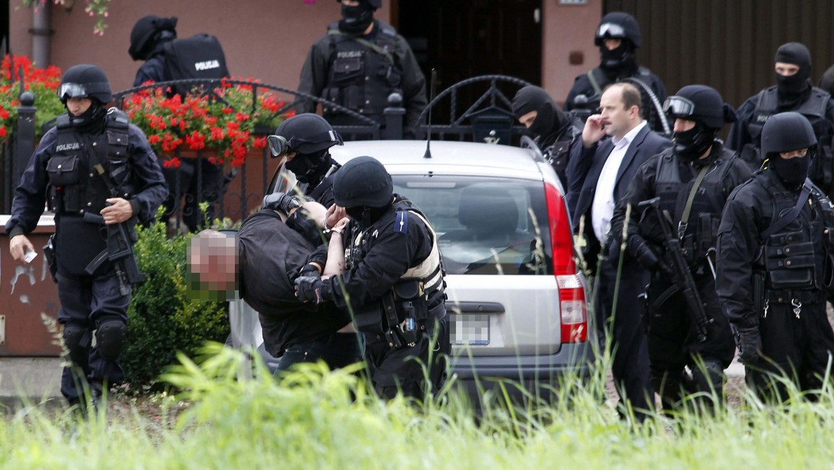 - Siedem osób, w tym interweniujący policjant, zostało rannych w strzelaninie w Rybniku. Mężczyzna, który ich ranił został już obezwładniony, ranni trafili do szpitala - podała śląska policja. Poszkodowani to m.in. członkowie rodziny mężczyzny, który otworzył ogień, a wśród nich jedno dziecko, a także interweniujący policjant. Jak poinformował Mariusz Sokołowski z policji, w najcięższym stanie jest żona 39-latka, która została postrzelona w głowę.