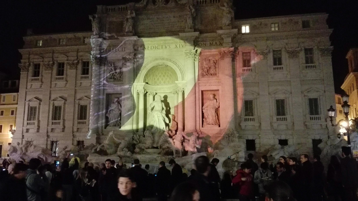 Na gmachu Kancelarii Premiera w Rzymie, Palazzo Chigi, obok flag Włoch i Unii Europejskiej zawieszono we wtorek flagę Belgii. Na znak solidarności i żałoby po zamachach w Brukseli kolorami belgijskiej flagi oświetlono zabytki w Wiecznym Mieście i Florencji.