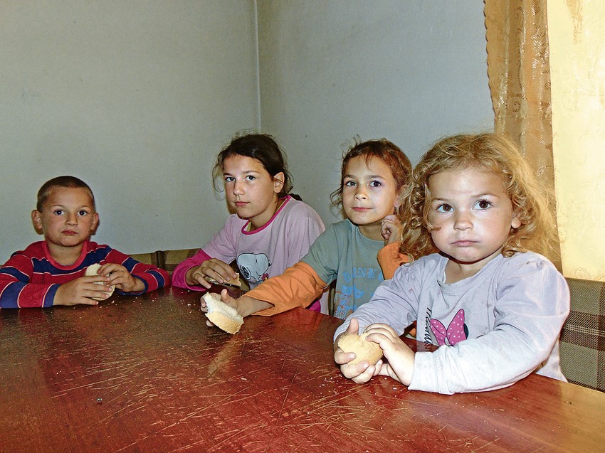 Korica suvog hleba najčešće je obrok ovoj deci