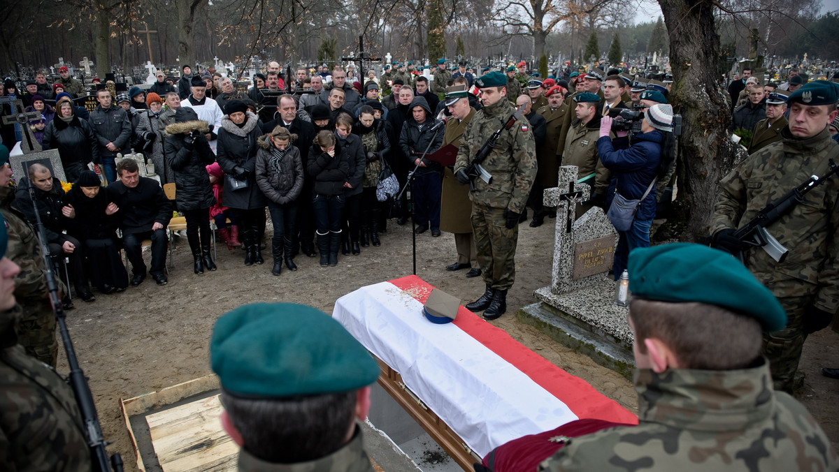 Rodzina, przyjaciele, żołnierze, przedstawiciele władz państwowych pożegnali w sobotę, poległego w Afganistanie, sierż. Marka Tomalę. Żołnierz został pochowany na cmentarzu w miejscowości Borów na Lubelszczyźnie.