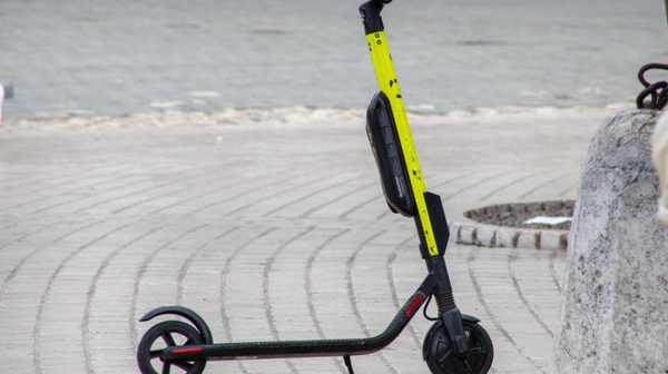 Po Krakowie codziennie porusza się kilka tysięcy hulajnóg. Nie ma dnia, by służby miejskie nie otrzymywały zgłoszeń o pojazdach zalegających na chodnikach poza wyznaczonymi miejscami