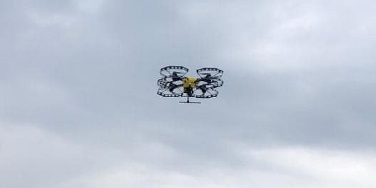 Pierwszy w Polsce transportowy lot drona z próbkami do badań w kierunku koronawirusa SARS-Cov-2 odbył się 29 kwietnia br. w Warszawie.