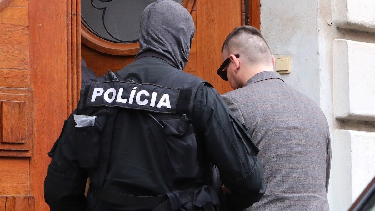 Eskorta privádza Daniela Bombica na Špecializovaný trestný súd v Banskej Bystrici.