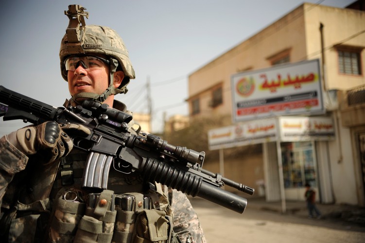 Irak musi stawić czoła tradycyjnemu i wzrastającemu w ostatnich latach konfliktowi pomiędzy sunnitami a szyitami. Na ten problem nakłada się dodatkowo ekspansja w tym kraju Państwa Islamskiego. Kalifat kontroluje sporą część terytorium Iraku od 2014 roku, kiedy to przeprowadził szybką ofensywę na północy kraju. W 2015 roku irackiej armii udało się odbić sporą część własnych ziem, jednak ISIS nadal mocno trzyma się na pogranicznym obszarze Iraku i Syrii. Na fot, żołnierz w Iraku