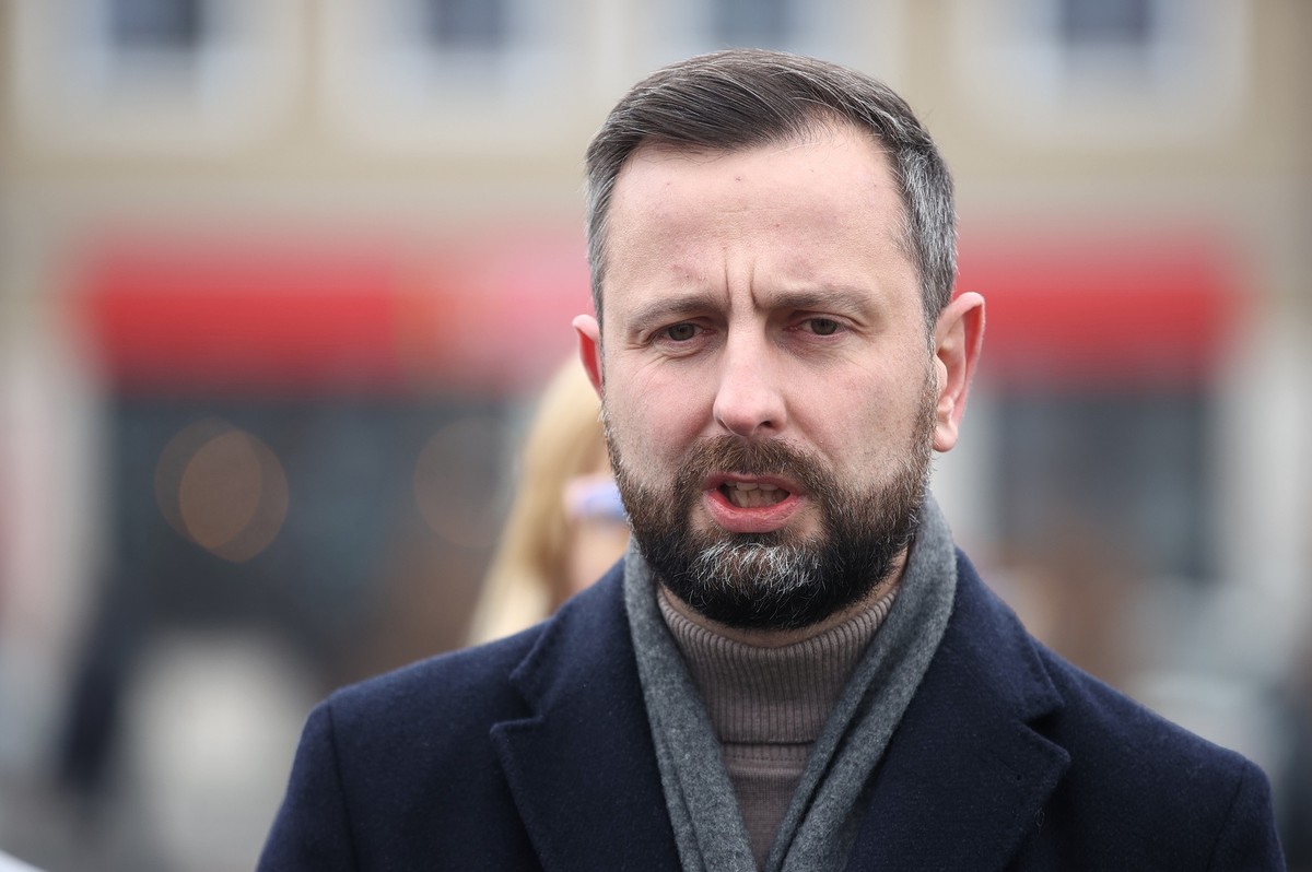 Prezes PSL Władysław Kosiniak-Kamysz na konferencji prasowej na Rynku w Bochni.
