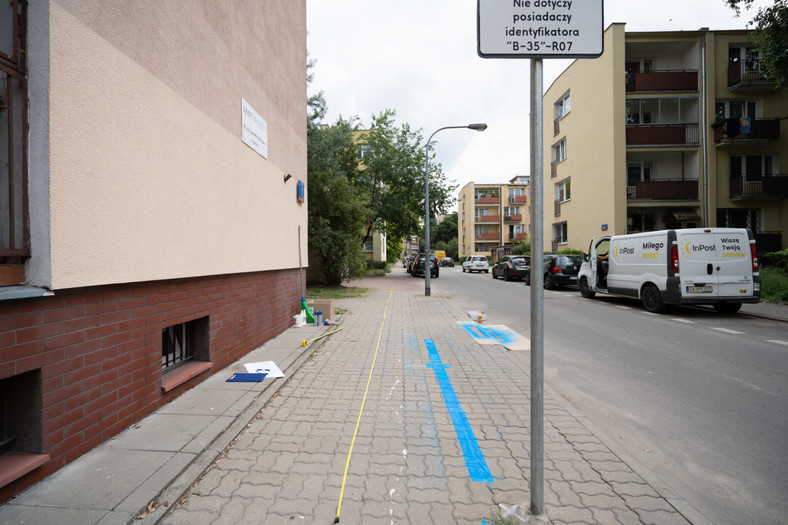 Parkowanie na chodniku. Nowy znak w Warszawie