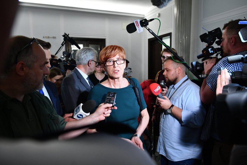 Minister Rafalska znowu u protestujących w Sejmie. Polały się łzy