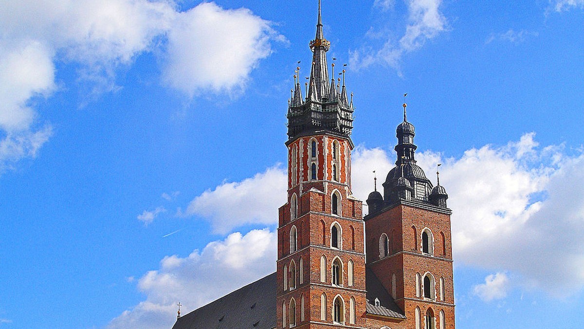 Nieodłączny symbol miasta, choć jest tylko częścią Bazyliki Mariackiej. Co warto wiedzieć o historii wieży, z której co godzinę rozbrzmiewa najsłynniejsza polska melodia na trąbkę – hejnał?