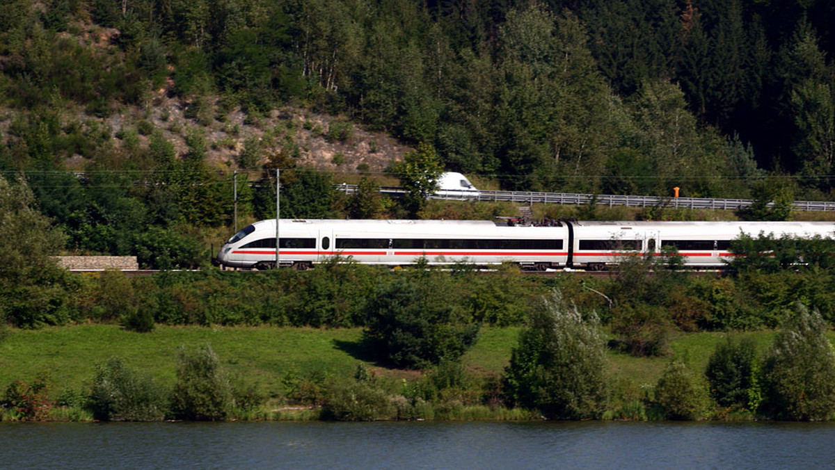 Usługa Google Maps (maps.google.com), pozwalająca m.in. na zaplanowanie podróży samochodowej i pieszej, w Niemczech została wzbogacona o propozycję przejazdu pociągami Deutsche Bahn. Można oczywiście określić, kiedy i którędy chce się jechać.