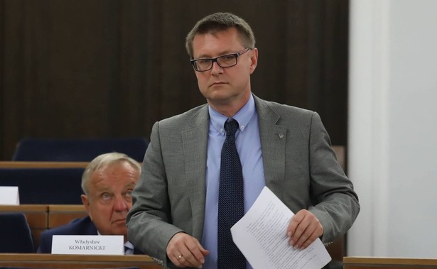 Warszawa, 01.07.2020. Senator KO Artur Dunin (P) na sali obrad w pierwszym dniu posiedzenia Senatu, 1 bm. Wyższa izba parlamentu zajęła się projektem ustawy o Polskim Bonie Turystycznym. (olm) PAP/Tomasz Gzell