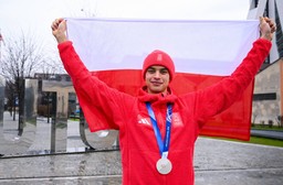 urodzony w rosji sportowiec zdobył kolejny medal dla polski. semirunnij na podium mistrzostw świata