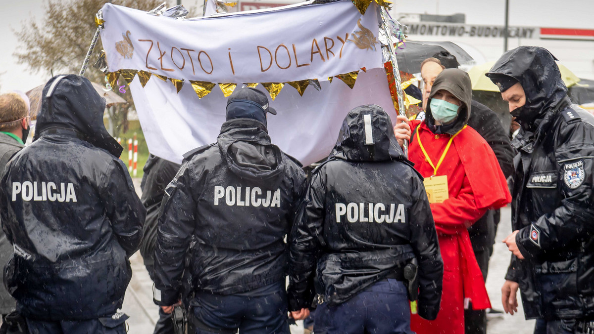 "Chryja pod Radiem Maryja" w strugach deszczu i z obostrzeniami epidemicznymi