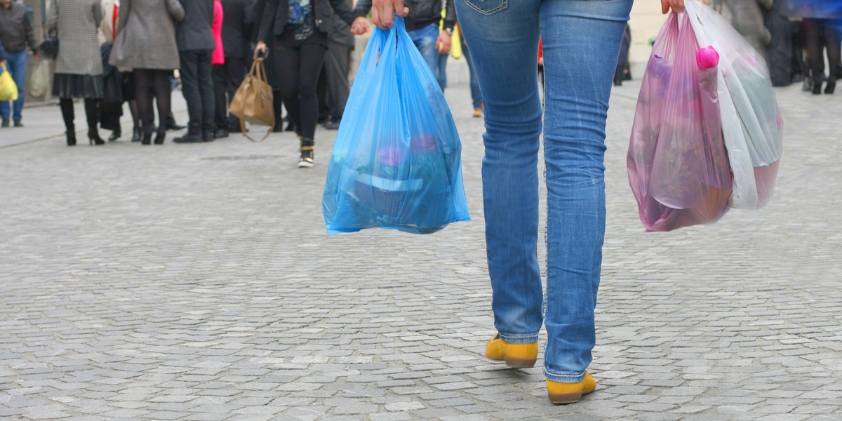 Opłatą recyklingową zostaną objęte lekkie torby na zakupy z tworzywa sztucznego o grubości do 50 mikrometrów