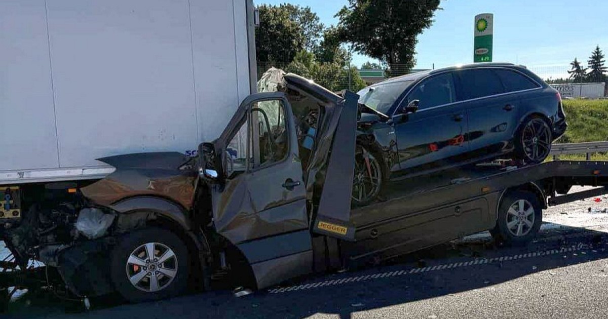 Okropny wypadek. Laweta wbiła się w tira