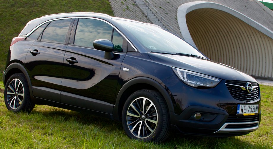 Crossland X stylistycznie nawiązuje do takich modeli jak Opel Grandland X, Meriva i Adam