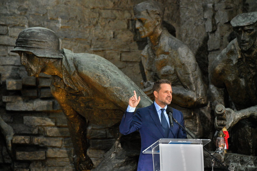 Rafał Trzaskowski przemawia podczas Apelu Pamięci przed pomnikiem Powstania Warszawskiego na pl. Krasińskich w Warszawie (31.07.2023).