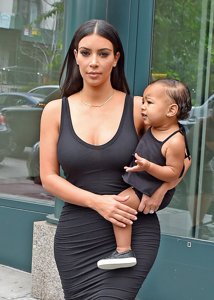 North West na ramionach u Kim Kardashian