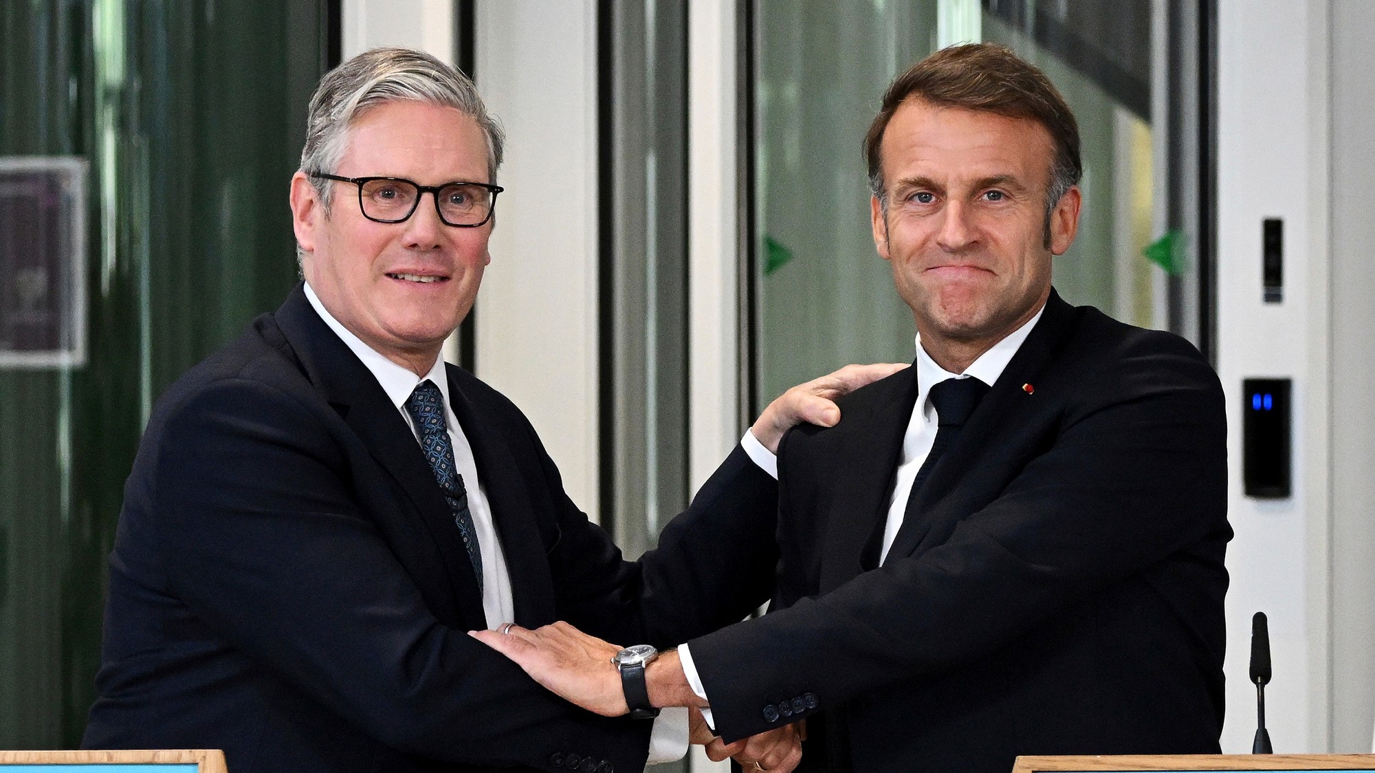 Britský premiér Keir Starmer (vľavo) a francúzsky prezident Emmanuel Macron.