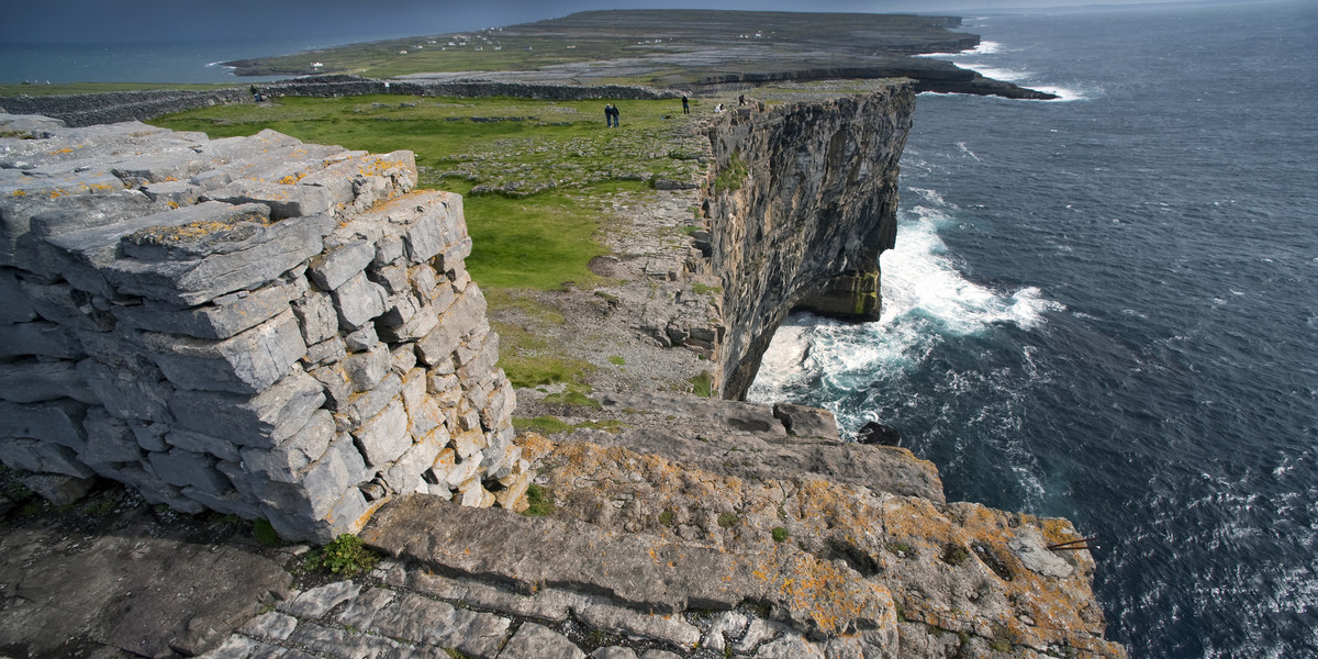 Kamienne ściany wzdłuż klifów na wyspie Inis Mór.