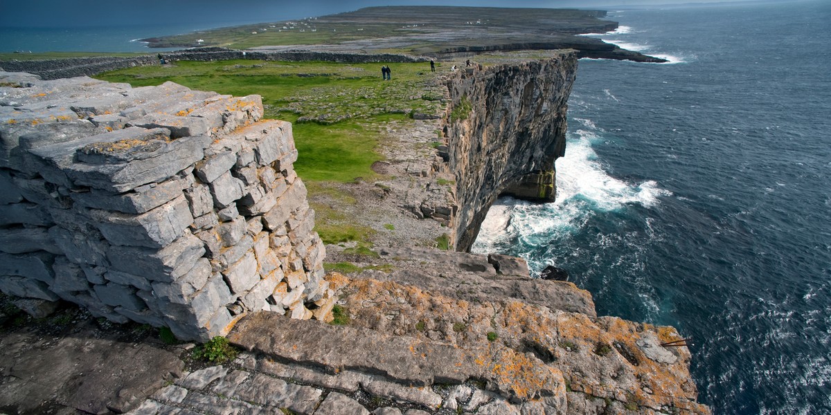 Kamienne ściany wzdłuż klifów na wyspie Inis Mór.