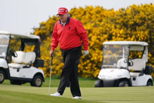 Donald Trump na polu golfowym. Prezydent USA słynie z zamiłowania do tego sportu