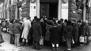 Puste półki w sklepach za komuny. Brakowało nawet pasty do zębów