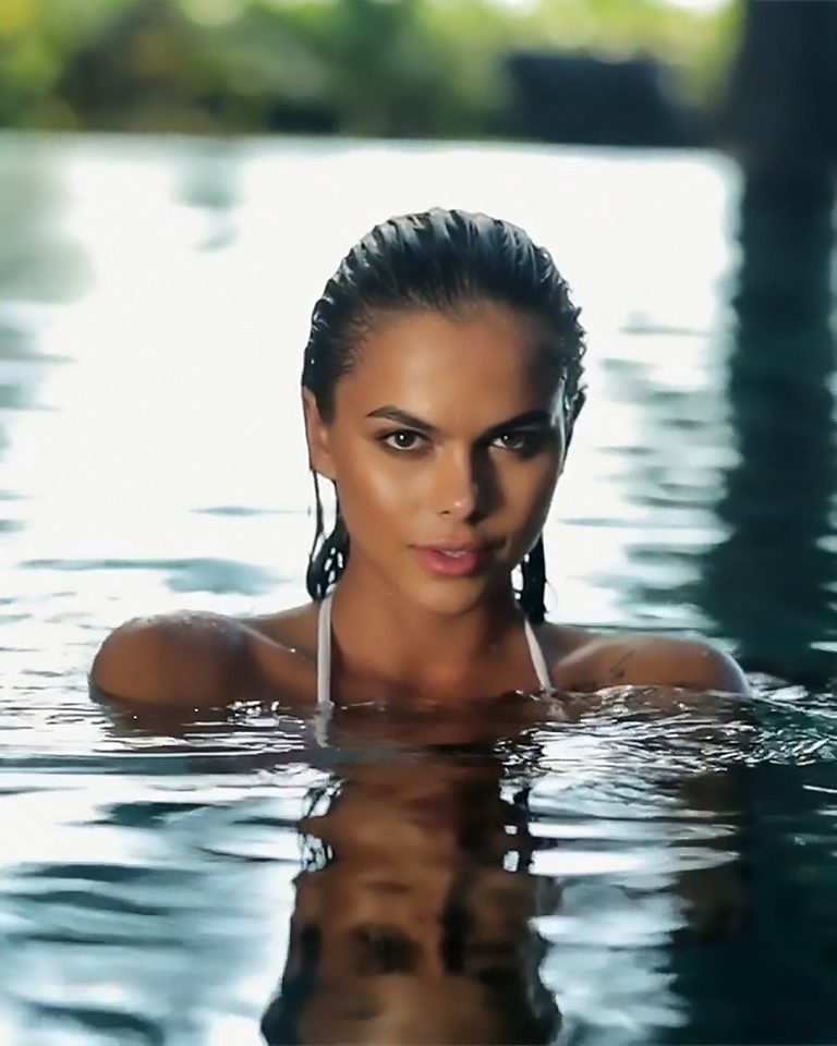 Viktoria Odintcova modelka z Rosji w sesji zdjęciowej w basenie Facet