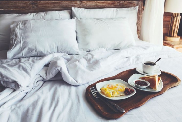 <strong>Hotele z kryminalną kartoteką</strong>
<br></br>
Wielu pisarzy tworzących kryminały i zagadki detektywistyczne wybiera jako miejsce akcji hotelowe mury, które genialnie potrafią ukryć wszystkie tajemnice. Z hotelowymi historiami związana była m.in. Agatha Christie, autorka popularnych kryminałów. Wiele osób zna ekranizację kryminalnej intrygi z „Morderstwa w Hotelu Gallop”, ale nie tylko to łączy Christie z branżą hotelarską – jedną ze swoich najpopularniejszych powieści „Morderstwo w Orient Expressie” napisała w pokoju hotelowym numer 441, w Stambule. Po tamtym wydarzeniu apartament w kolorze głębokiej czerwieni został nazwany jej imieniem. 
<br></br>
Źródło: www.accorhotels.com/pl