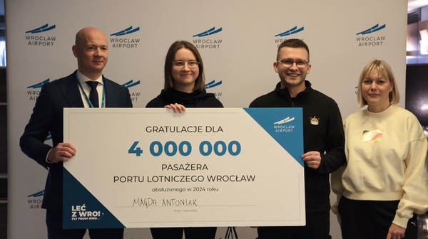 Magda Antoniak w podróż do Seulu wraz z przyjaciółmi udała się ze strefy VIP wrocławskiego lotniska. Z lewej prezes Karol Przywara.