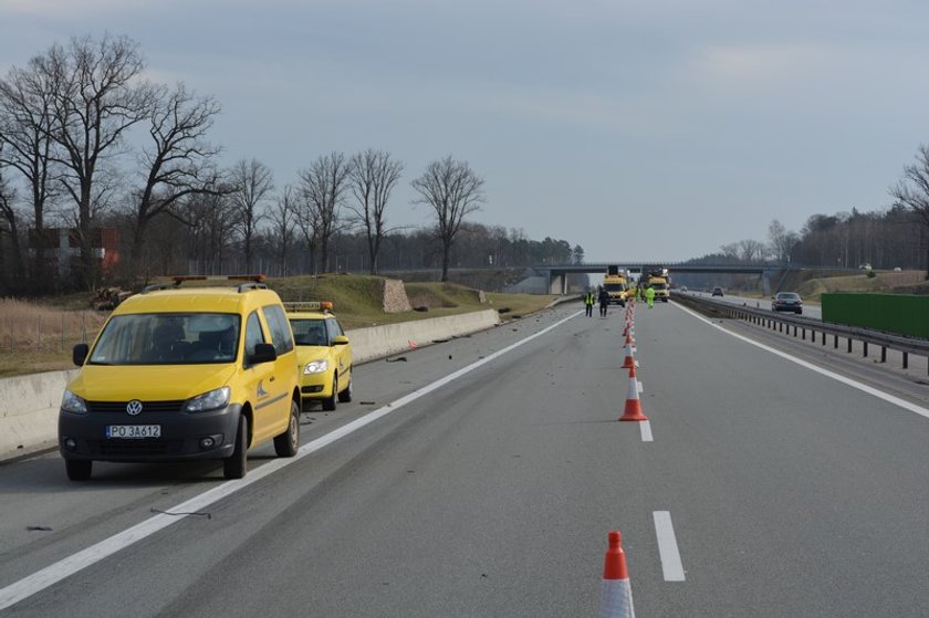 Osobówka wbiła się pod naczepę ciężarówki. Kierowca zginął na miejscu