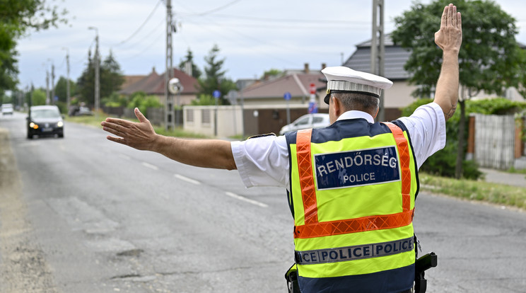 A rendőröket csupán az autó érdekelte... / Illusztráció: MTI/Czeglédi Zsolt